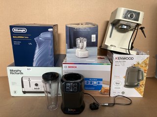 7 X HOUSEHOLD APPLIANCES TO INCLUDE DELONGHI 1.7L BALLERINA SETA ELECTRIC KETTLE: LOCATION - J5