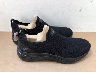 SKECHERS GO WALK ARCH FIT TRAINERS IN BLACK UK SIZE 9: LOCATION - J7