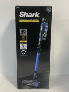 SHARK ANTI HAIR WRAP CORDLESS VACUUM CLEANER - MODEL NO: IZ202UK - RRP £249: LOCATION - FRONT BOOTH