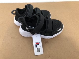 FILA CHILDRENS 2 STRAP LEATHER SHOES IN BLACK/WHITE - SIZE UK 7: LOCATION - J11