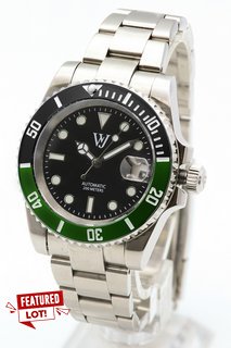 MEN'S WILLIAM JOURDAIN NH35 AUTOMATIC DIVING WATCH. FEATURING A BLACK DIAL, GREEN AND BLACK BEZEL, DATE, W/R 20ATM. SAPPHIRE CRYSTAL GLASS. STAINLESS STEEL CASE AND BRACELET. COMES WITH A PRESENTATIO