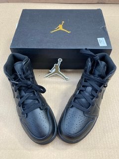 PAIR OF NIKE AIR JORDANS 1 MID IN BLACK UK SIZE 5.5: LOCATION - E1