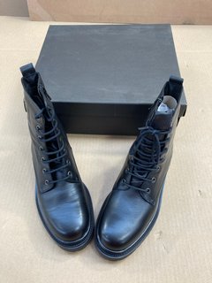 JONES BOOTMAKER DAVI LEATHER BOOTS IN BLACK - SIZE UK 6: LOCATION - E2