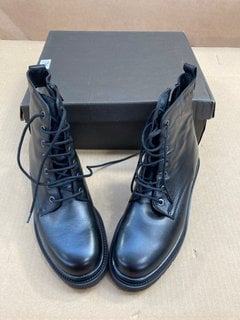 JONES BOOTMAKER DAVI LEATHER BOOTS IN BLACK - SIZE UK 6: LOCATION - E2