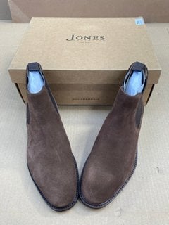 JONES BOOTMAKER DEAKIN SUEDE BOOTS IN BROWN - SIZE UK 7: LOCATION - E2