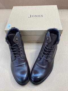 JONES BOOTMAKER DOCKLANDS LEATHER BOOTS IN BLACK - SIZE UK 10: LOCATION - E2