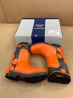 HUSQVARNA FUNCTIONAL PROTECTIVE RUBBER BOOTS IN ORANGE/BLACK - SIZE UK 9.5: LOCATION - E3