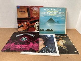 QTY OF ASSORTED VINYLS & POSTERS TO INCLUDE OSCAR SHUMSKY BEETHOVEN VIOLIN CONCERTO ROMANCE IN F 12 INCH VINYL: LOCATION - E4