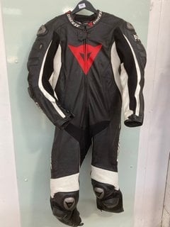 DAINESE ALL-IN-ONE LEATHER MOTORCYCLE SUIT IN BLACK/WHITE - SIZE UK M: LOCATION - E4