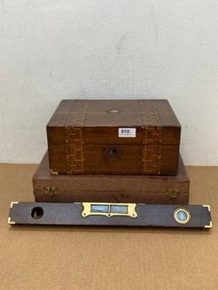 5 X ASSORTED ANTIQUE ITEMS TO INCLUDE E.PRESTON & SONS SPIRIT LEVEL: LOCATION - E5