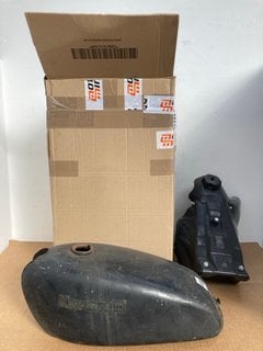 QTY OF ASSORTED VEHICLE ITEMS TO INCLUDE SUZUKI GSX 750 F FUEL TANK IN BURGUNDY: LOCATION - E6