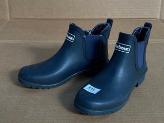 BARBOUR ANKLE HIGH WELLINGTON BOOTS IN BLUE SIZE 7: LOCATION - E10