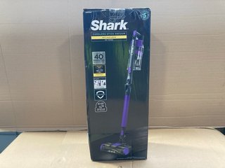 MORPHY RICHARDS SPEED STEAMPRO STEAM IRON TO ALSO INCLUDE SHARK ANTI HAIR WRAP CORDLESS STICK VACUUM - MODEL: IZ202UKT: LOCATION - J19