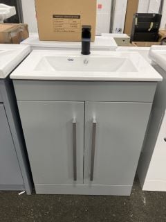 (COLLECTION ONLY) FLOOR STANDING 2 DOOR SINK UNIT IN LIGHT GREY WITH A 610 X 400MM 1TH CERAMIC BASIN COMPLETE WITH A MONO BASIN MIXER TAP IN BLACK WITH SPRUNG WASTE - RRP £740: LOCATION - A7