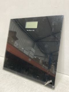 BLACK GLASS ELECTRONIC BATHROOM SCALES MAXIMUM WEIGHT 180KG: LOCATION - RACKING 3