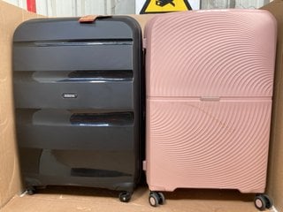 AMERICAN TOURISTER LARGE HARDSHELL WHEELED SUITCASE IN BLACK TO INCLUDE BRITISH TRAVELLER LARGE HARDSHELL WHEELED SUITCASE IN PINK: LOCATION - WA9