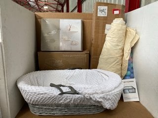 4 X ASSORTED BABY ITEMS TO INCLUDE BABY PLAYPEN IN GREY: LOCATION - A16