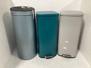 3 X ASSORTED KITCHEN BINS TO INCLUDE JOHN LEWIS & PARTNERS 30 LITRE SQUARE PEDAL BIN IN GREY: LOCATION - A9