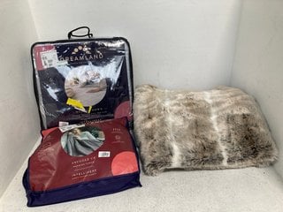 3 X ASSORTED BEDDING ITEMS TO INCLUDE DREAMLAND SNUGGLE UP WARMING THROW IN GREY: LOCATION - A7