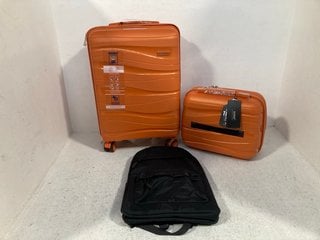 3 X ASSORTED TRAVEL ITEMS TO INCLUDE KONO 4 WHEELED HARD SHELL CABIN CASE IN ORANGE AND 3 POCKET ADJUSTABLE STRAP BACKPACK IN BLACK: LOCATION - A13