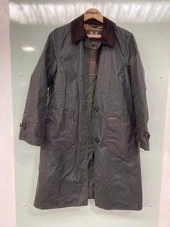 BARBOUR LONG LENGTH BUTTON UP TRENCH COAT IN DARK GREEN: LOCATION - A5