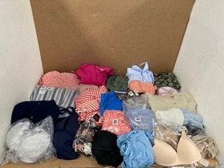 QTY OF ASSORTED WOMENS CLOTHING IN VARIOUS SIZES TO INCLUDE SEAFOLLY AUSTRALIA V NECK LINEN TOP WITH FRONT POCKETS IN PINK - SIZE UK SMALL: LOCATION - A5