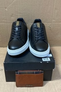 PAIR OF MENS BARBOUR GLENDALE LOW TOP TRAINERS IN BLACK/WHITE - SIZE UK 11 TO ALSO INCLUDE BARBOUR TARTAN LINED LEATHER WALLET IN TAN: LOCATION - B1