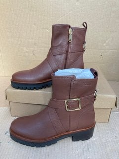 WOMENS RADLEY BUCKLEBERRY LANE LEATHER BOOTS IN WALNUT - SIZE UK 7: LOCATION - B2