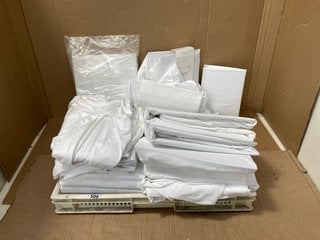 QTY OF ASSORTED BEDROOM ITEMS TO INCLUDE JOHN LEWIS & PARTNERS 3 COTBED FITTED SHEETS IN WHITE - SIZE 140CM X 70CM: LOCATION - B3