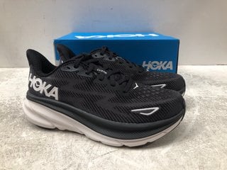 HOKA WOMEN'S CLIFTON 9 TRAINERS IN BLACK/GREY - UK SIZE 5.5 - RRP £130: LOCATION - B5