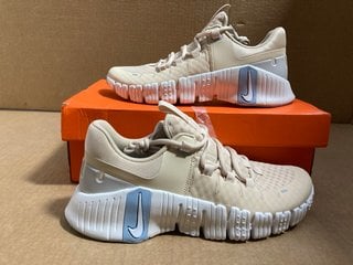 NIKE FREE METCON 5 TRAINERS IN CREAM- UK SIZE 7: LOCATION - WA1