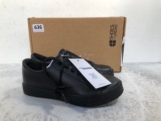 OLD SCHOOL LOW RIDER IV SHOES IN BLACK - UK SIZE 4: LOCATION - B14