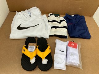 QTY OF ASSORTED CLOTHES TO INCLUDE NEW BALANCE CREW SOCKS IN WHITE - UK SIZE 7-8.5: LOCATION - C17