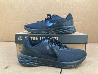 NIKE REVOLUTION 6 RUNNING SHOES IN BLACK - UK SIZE 7: LOCATION - C16