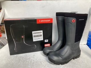 DUNLOP SNUG BOOT WORK PRO WELLIES IN BLACK - UK 11: LOCATION - C10