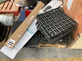 PALLET OF ASSORTED ITEMS TO INCLUDE SQUARE BLUE CARPET TILES: LOCATION - B5 (KERBSIDE PALLET DELIVERY)