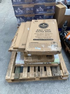 PALLET OF ASSORTED SAFETY GATES TO INCLUDE MUNCHKIN SURE SHUT SAFETY GATE: LOCATION - A4 (KERBSIDE PALLET DELIVERY)