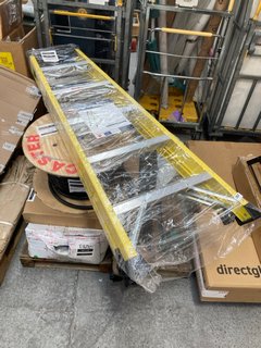 PALLET OF ASSORTED HARDWARE ITEMS TO INCLUDE FIBREGLASS SWINGBACK STEPLADDER: LOCATION - A5 (KERBSIDE PALLET DELIVERY)