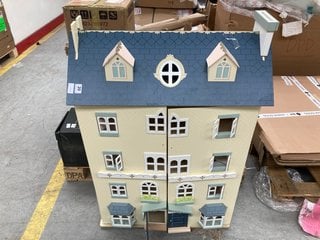 LARGE 4 STORY DOLLS HOUSE: LOCATION - A1