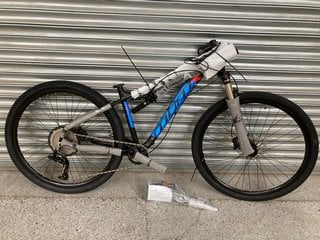 SA SUNTOUR FRONT SUSPENSION MOUNTAIN BIKE WITH FRONT & REAR DISC BRAKES SIZE 43: LOCATION - A1