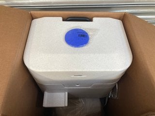 WUDUMATE PORTABLE FOOT WASH BASIN WITH STOOL RRP: £400: LOCATION - B1