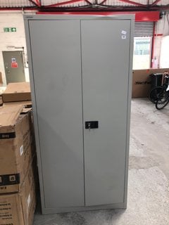 LARGE METAL LOCKABLE CABINET IN GREY: LOCATION - B1