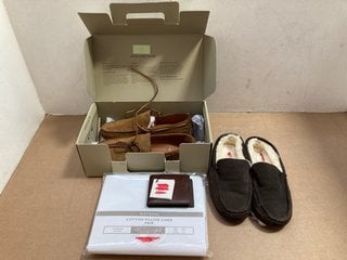 4 X ASSORTED JOHN LEWIS & PARTNERS ITEMS TO INCLUDE PAIR OF MENS SUEDE MOCCASIN SLIPPERS IN TAN - SIZE UK 8: LOCATION - AR2