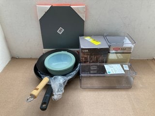 QTY OF ASSORTED KITCHEN ITEMS TO INCLUDE BOX OF 4 LSA INTERNATIONAL BOROUGH WINE GLASSES: LOCATION - AR5