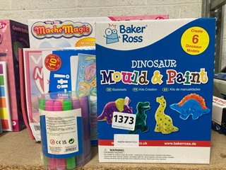 6 X ASSORTED CHILDRENS ITEMS TO INCLUDE BAKER ROSS DINOSAUR MOULD & PAINT CRAFT SET: LOCATION - BR19