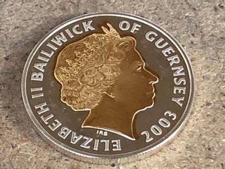 A GOLD PLATED GUERNSEY GOLDEN JUBILEE COMMEMORATIVE FIVE POUND COIN: LOCATION - BR22