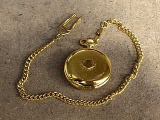 A GOLD COLOURED FULL HUNTER POCKET WATCH AND CHAIN: LOCATION - BR22