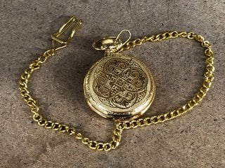 A GOLD COLOURED FULL HUNTER POCKET WATCH AND CHAIN: LOCATION - BR22