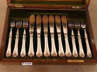 AN ANTIQUE CASED SET OF SILVER COLOURED FISH KNIVES: LOCATION - BR21