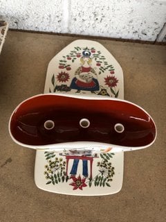 A 1960S PISCATORI DESK TIDY AND A HAND PAINTED MONS OG MILLE NORWEGIAN WALL PLAQUE: LOCATION - BR21